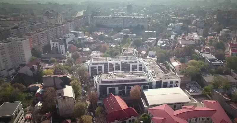 Garsoniera cu gradina. Ansamblu nou. Mutare imediata.